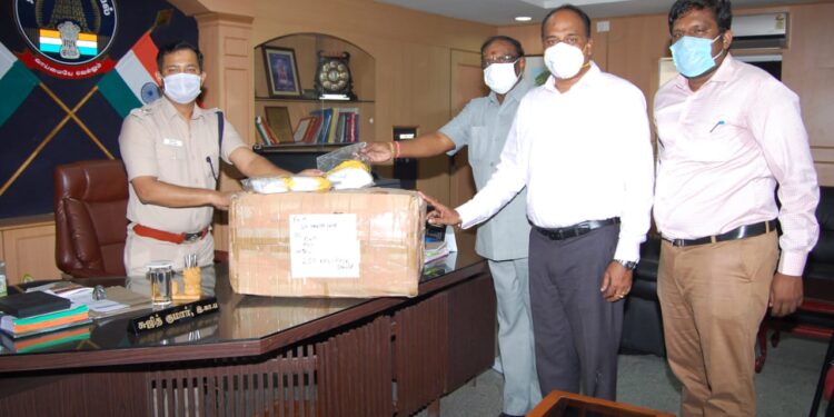 மதுரை மாவட்ட போலீசாருக்கு ரூபாய் 2 லட்சம் மதிப்புள்ள முகக் கவசங்கள் மற்றும் கிளவுஸ் ஆகியவற்றை டிவிஎஸ் குரூப்   சுஜித்குமார்.I.P.S., அவர்களிடம் வழங்கினார்கள்.