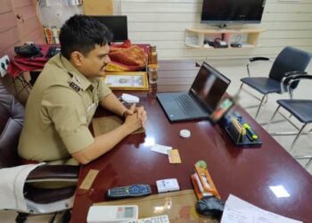 அடையார் போலீஸ் துணை ஆணையர் V.விக்ரமன் IPS, மனுதாரர்களுடன் காணொளி மூலமாக உரையாடுகிறார்