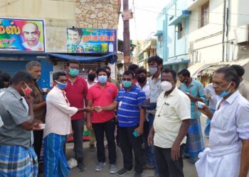 கொரோனா இல்லாத தூத்துக்குடி என்ற அமைப்பு சார்பில் இன்று 5000 பேருக்கு கபசுரக்குடிநீர் வழங்கும் நிகழ்வை தூத்துக்குடி நகர்புற சுகாதாரஅலுவலர் DR.அருண்குமார் தொடங்கிவைத்தார்.