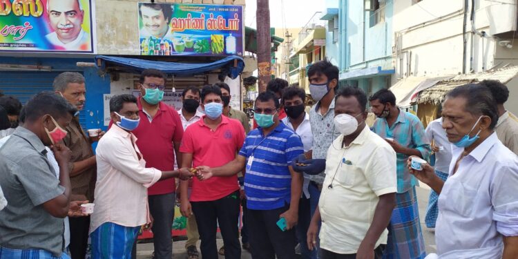 கொரோனா இல்லாத தூத்துக்குடி என்ற அமைப்பு சார்பில் இன்று 5000 பேருக்கு கபசுரக்குடிநீர் வழங்கும் நிகழ்வை தூத்துக்குடி நகர்புற சுகாதாரஅலுவலர் DR.அருண்குமார் தொடங்கிவைத்தார்.