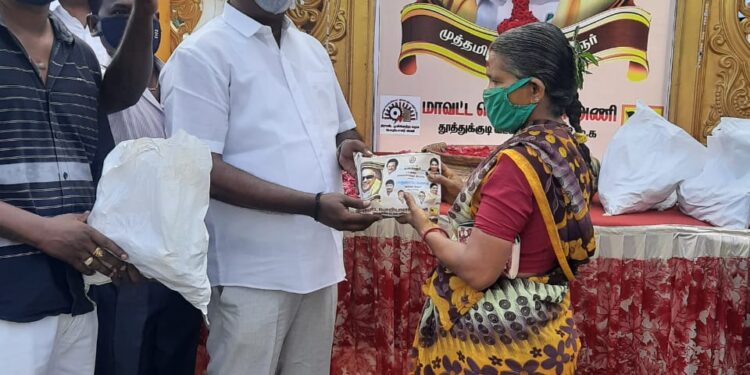 கருணாநிதியின் இரண்டாம் ஆண்டு நினைவு நாளை யொட்டி தூத்துக்குடியில் திமுக பொறியாளர் அணி சார்பில் பல்வேறு நிகழ்ச்சி நடத்தப்பட்டது