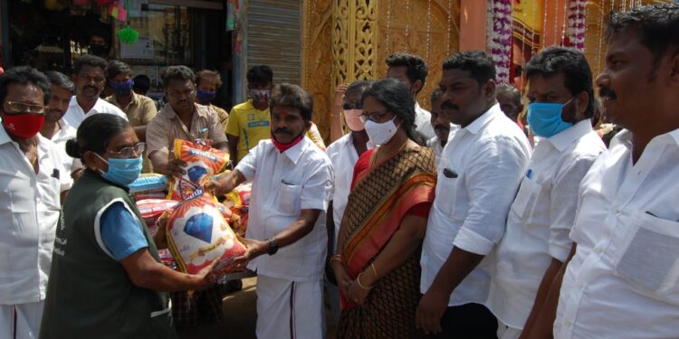 மாப்பிள்ளையூரணியில் தூய்மை பணியாளர்களுக்கு நலத்திட்ட உதவிகள் சண்முகய்யா எம்.எல்.ஏ வழங்கினார்.