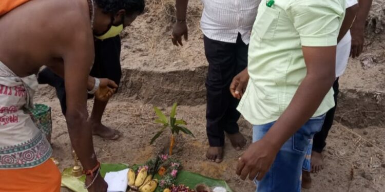 தூத்துக்குடி மாப்பிள்ளையூரணி கன்மாய் சீரமைக்க பொதுமக்கள் கோரிக்கை:   மின்னல் வேகத்தில் தூர் வாரும் பணிக்கான  பூமிபூஜையை  துவக்கிய  மாப்பிள்ளையூரணி ஊராட்சி மன்ற தலைவர் சரவணக்குமார் .