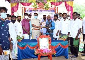 போலீஸ் பொதுமக்கள் பொது நல அறக்கட்டளை சார்பாக 150 குடும்பங்களுக்கு  5 கிலோ அரிசி மளிகை பொருட்கள் உள்ளிட்ட நிவாரண பொருள்கள் அரக்கோணம் டிஎஸ்பி  மனோகரன் வழங்கினார்.