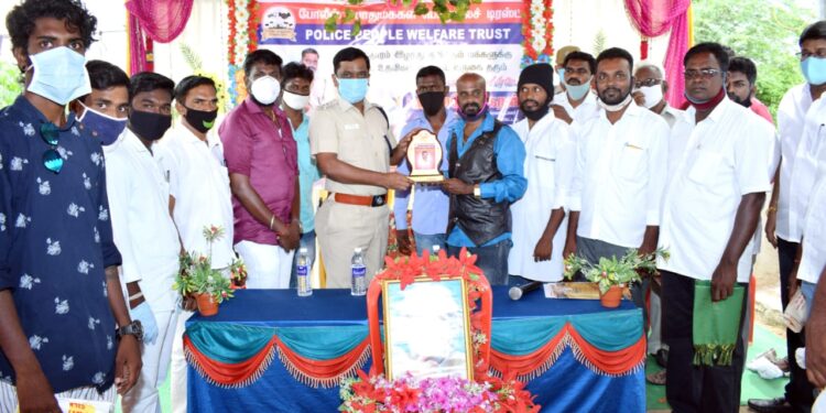 போலீஸ் பொதுமக்கள் பொது நல அறக்கட்டளை சார்பாக 150 குடும்பங்களுக்கு  5 கிலோ அரிசி மளிகை பொருட்கள் உள்ளிட்ட நிவாரண பொருள்கள் அரக்கோணம் டிஎஸ்பி  மனோகரன் வழங்கினார்.