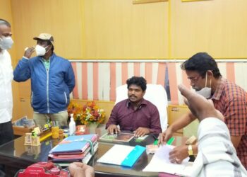 ஒன்றாக வேலை செய்வோம் புதுமையான யோசனைகளை தெரிவியுங்கள் என கொடைக்கானல் வருவாய் கோட்ட “உதவி ஆட்சியர்” சிவகுருபிரபாகரன் ஐஏஎஸ் நியமிக்கப்பட்ட தினத்திலிருந்து அசத்துகிறார். மகிழ்ச்சியில் கொடைக்கானல் மக்கள்