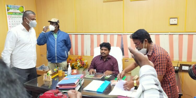 ஒன்றாக வேலை செய்வோம் புதுமையான யோசனைகளை தெரிவியுங்கள் என கொடைக்கானல் வருவாய் கோட்ட “உதவி ஆட்சியர்” சிவகுருபிரபாகரன் ஐஏஎஸ் நியமிக்கப்பட்ட தினத்திலிருந்து அசத்துகிறார். மகிழ்ச்சியில் கொடைக்கானல் மக்கள்