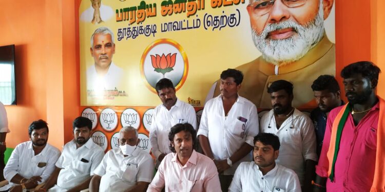 மும்மொழி திட்டத்தை எதிர்க்கும் திமுகவினர் இரட்டை வேடத்தை பொதுமக்களுக்கு தோலுரித்துக் காட்ட பள்ளிகள் முன்பு மவுன போராட்டம் நடத்த முடிவு : பாஜக இளைஞரணி மாநில தலைவர் வினோஜ் அதிரடி