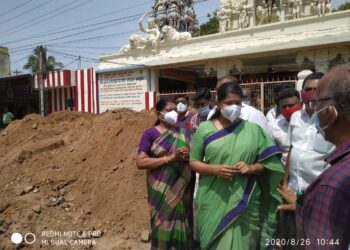 தூத்துக்குடி மாநகராட்சி பகுதியில் நடைபெற்று கொண்டிருக்கும் புதிய சாலைகள்., மழைநீர் வடிகால் கால்வாய், பூங்காக்கள் போன்ற பல்வேறு திட்ட பணிகளை  கனிமொழி எம்.பி  அதிரடியாக ஆய்வு  செய்தார்.