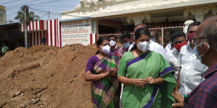 தூத்துக்குடி மாநகராட்சி பகுதியில் நடைபெற்று கொண்டிருக்கும் புதிய சாலைகள்., மழைநீர் வடிகால் கால்வாய், பூங்காக்கள் போன்ற பல்வேறு திட்ட பணிகளை  கனிமொழி எம்.பி  அதிரடியாக ஆய்வு  செய்தார்.