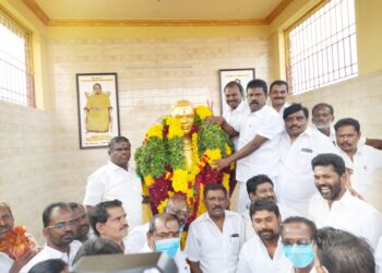 பசும்பொன் முத்துராமலிங்க தேவரின் 113வது ஜெயந்தி விழா முன்னிட்டு தூத்துக்குடியில் அதிமுகவினர் இனிப்பு வழங்கி உற்சாக கொண்டாட்டம்