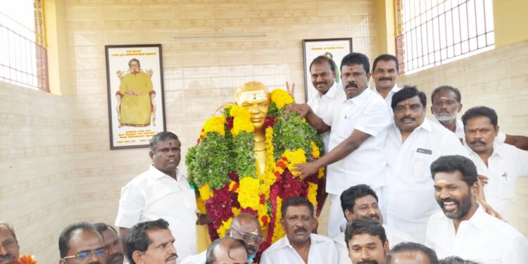 பசும்பொன் முத்துராமலிங்க தேவரின் 113வது ஜெயந்தி விழா முன்னிட்டு தூத்துக்குடியில் அதிமுகவினர் இனிப்பு வழங்கி உற்சாக கொண்டாட்டம்