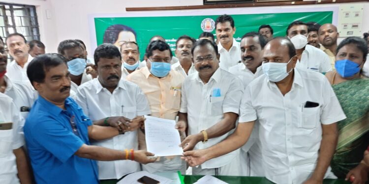 வேளாண் விற்பனைக்குழு தலைவராக சி.த.செல்லப்பாண்டியன் பொறுப்பேற்றார் அதிமுகவினர் உற்சாக கொண்டாட்டம்