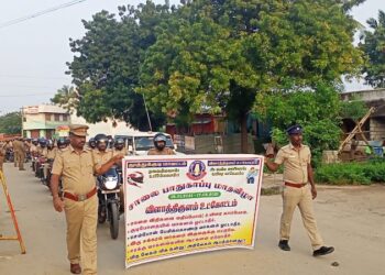 விளாத்திகுளத்தில் சாலை பாதுகாப்பு விழிப்புணர்வு பேரணி: காவலர்களுக்கு அறிவுரை வழங்கினார் டிஎஸ்பி பிரகாஷ்