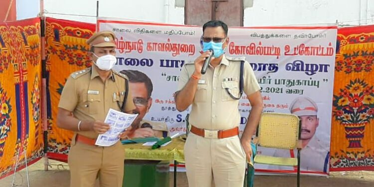 கோவில்பட்டி இருசக்கர வாகன விழிப்புணர்வு பேரணியை  டிஎஸ்பி கலை கதிரவன் முன்னிலையில் தூத்துக்குடி மாவட்ட எஸ்பி.  எஸ்.ஜெயக்குமார்  கொடியசைத்து துவக்கி வைத்தார்.