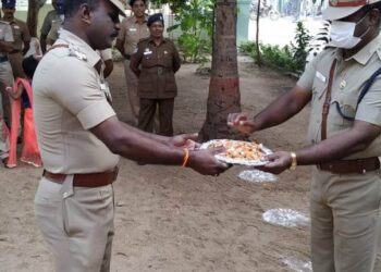 72 வது குடியரசு தினத்தை ஒட்டி டிஎஸ்பி  பிரகாஷ் விளாத்திகுளம் காவல் நிலையத்தில் தேசியக்கொடி ஏற்றினார்.