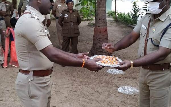 72 வது குடியரசு தினத்தை ஒட்டி டிஎஸ்பி  பிரகாஷ் விளாத்திகுளம் காவல் நிலையத்தில் தேசியக்கொடி ஏற்றினார்.