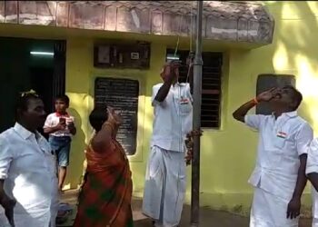 72 வது குடியரசு தினத்தை ஒட்டி டிஎஸ்பி  பிரகாஷ் விளாத்திகுளம் காவல் நிலையத்தில் தேசியக்கொடி ஏற்றினார்.