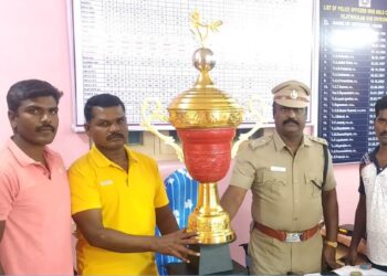 விளாத்திகுளம் போலீஸ் கபாடி குழு கோப்பையை வென்றது. டிஎஸ்பி பிரகாஷ் வீரர்களை பாராட்டினார்.