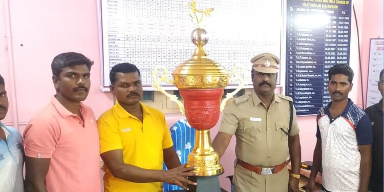 விளாத்திகுளம் போலீஸ் கபாடி குழு கோப்பையை வென்றது. டிஎஸ்பி பிரகாஷ் வீரர்களை பாராட்டினார்.