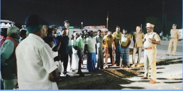 கீழஈரால் நான்கு வழிச்சாலையில் சாலை பாதுகாப்பு குறித்து விழிப்புணர்வுகூட்டம் – டிஎஸ்பி பிரகாஷ் தலைமையில் நடைபெற்றது.