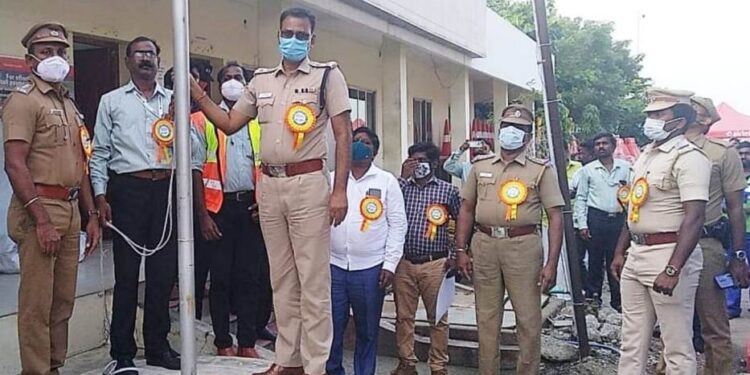 நெடுஞ்சாலை ஒப்பந்த நிறுவனத்தின் சார்பாக சாலை பாதுகாப்பு விழிப்புணர்வு நிகழ்சி தூத்துக்குடி மாவட்ட எஸ்.பி.  எஸ்.ஜெயக்குமார் தலைமையில் நடைபெற்றது