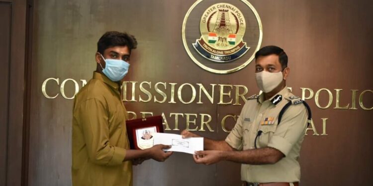 நேர்மையான ஆட்டோ ஓட்டுனரை சென்னை போலீஸ் கமிஷ்னர் நேரில் அழைத்து பாராட்டு