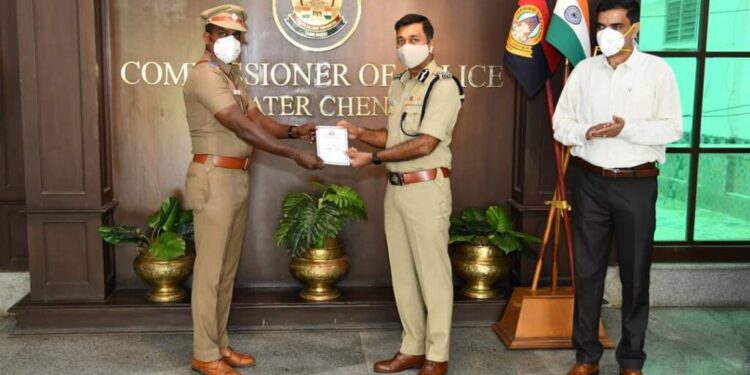 கஞ்சா கடத்திய பெண்களை கைது செய்த போலீசாருக்கு போலீஸ் கமிஷ்னர் பாராட்டு