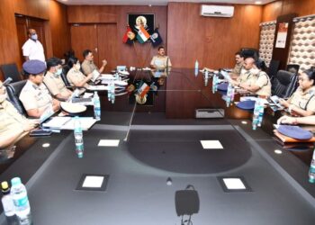 காவலர் நலத்திட்டங்கள் குறித்த கையேடு – சென்னை பெருநகர போலீஸ் கமிஷ்னர் வெளியிட்டார்