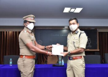 காரில் 220 கிலோ கஞ்சா கடத்தியவர்கள் கைது செய்த போலீசாருக்கு கமிஷ்னர் நேரில் பாராட்டு