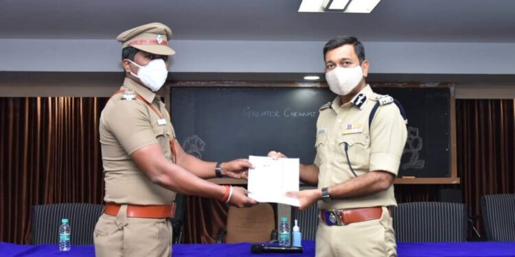 காரில் 220 கிலோ கஞ்சா கடத்தியவர்கள் கைது செய்த போலீசாருக்கு கமிஷ்னர் நேரில் பாராட்டு