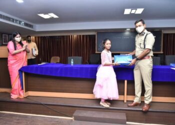 பள்ளி மாணவ மாணவிகளுக்கு சென்னை பெருநகர போலீஸ் கமிஷ்னர் , பரிசுகள் வழங்கி குழு புகைப்படம் எடுத்துக்கொண்டார்