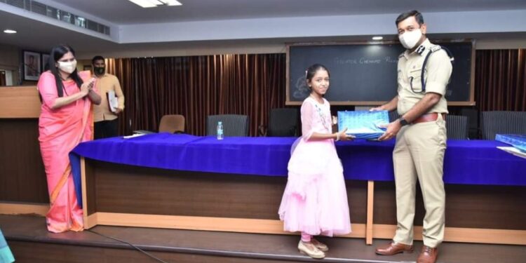 பள்ளி மாணவ மாணவிகளுக்கு சென்னை பெருநகர போலீஸ் கமிஷ்னர் , பரிசுகள் வழங்கி குழு புகைப்படம் எடுத்துக்கொண்டார்