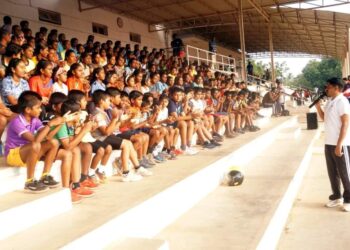 மாணவ மாணவிகளிடம் விழிப்புணர்வு உரையாற்றிய நெல்லை காவல் துணை ஆணையாளர்