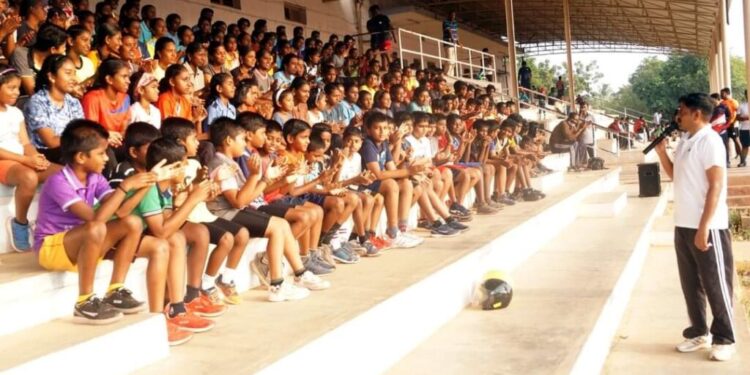 மாணவ மாணவிகளிடம் விழிப்புணர்வு உரையாற்றிய நெல்லை காவல் துணை ஆணையாளர்