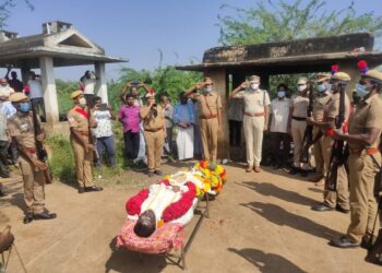 உடல்நலக்குறைவால் உயிரிழந்த கூடுதல் எஸ்.பியின் உடல் காவல்துறை மரியாதையுடன் நல்லடக்கம்