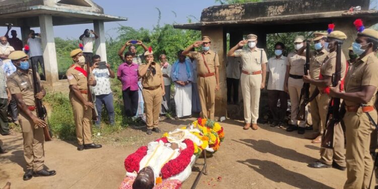 உடல்நலக்குறைவால் உயிரிழந்த கூடுதல் எஸ்.பியின் உடல் காவல்துறை மரியாதையுடன் நல்லடக்கம்