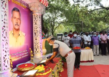 பணியின் போது வீரமரணமடைந்த சப்-இன்ஸ்பெக்டர் பாலுவின்‌ புகைபடத்திற்க்கு மரியாதை
