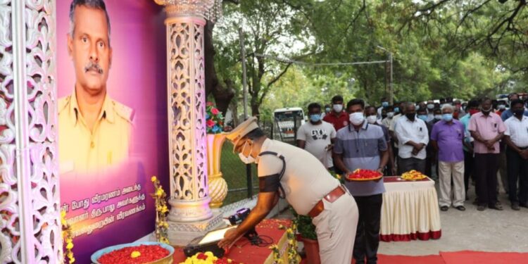 பணியின் போது வீரமரணமடைந்த சப்-இன்ஸ்பெக்டர் பாலுவின்‌ புகைபடத்திற்க்கு மரியாதை