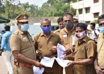 தலைக்கவசம் அணிவதின் அவசியம் குறித்து துண்டு பிரசுரங்களை அரியலூர் மாவட்ட எஸ்.பி பொதுமக்களுக்கு வழங்கினார்