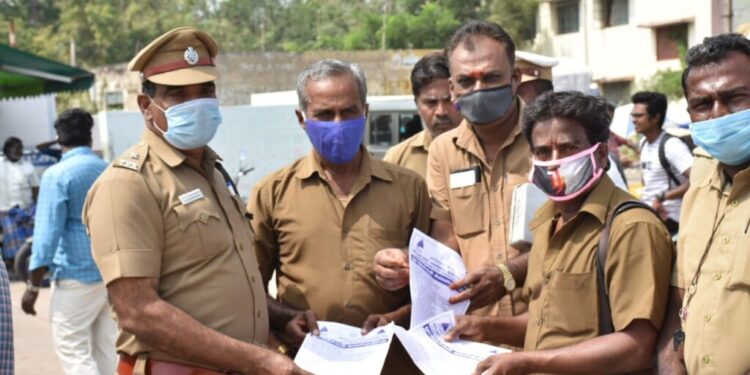 தலைக்கவசம் அணிவதின் அவசியம் குறித்து துண்டு பிரசுரங்களை அரியலூர் மாவட்ட எஸ்.பி பொதுமக்களுக்கு வழங்கினார்