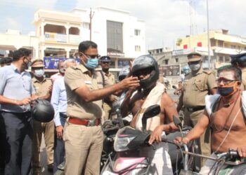 வாகன ஓட்டிகளுக்கு 20 இலவச ஹெல்மெட் வழங்கினார்  தூத்துக்குடி மாவட்ட போலீஸ் சூப்பிரண்டு எஸ்.ஜெயக்குமார் 