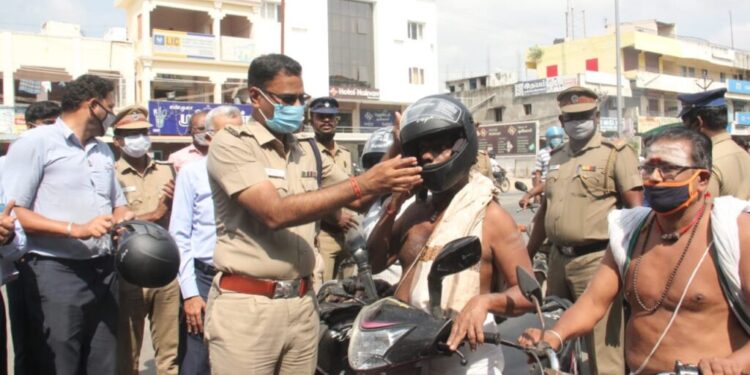 வாகன ஓட்டிகளுக்கு 20 இலவச ஹெல்மெட் வழங்கினார் தூத்துக்குடி மாவட்ட போலீஸ் சூப்பிரண்டு எஸ்.ஜெயக்குமார்