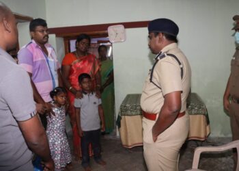 வீரமரணமடைந்த சப்-இன்ஸ்பெக்டர் பாலு குடும்பத்தினருக்கு தென்மண்டல ஐ.ஜி ஆறுதல் கூறினார்