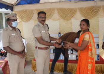 தூத்துக்குடியில் காணாமல்போன 61 செல்போன்கள் மீட்பு : சைபர் கிரைம் போலீசாருக்கு எஸ்பி பாராட்டு