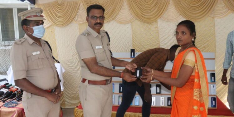 தூத்துக்குடியில் காணாமல்போன 61 செல்போன்கள் மீட்பு : சைபர் கிரைம் போலீசாருக்கு எஸ்பி பாராட்டு