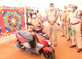 32 இரு சக்கர வாகனங்களை தூத்துக்குடி மாவட்ட எஸ்.பி  எஸ்.ஜெயக்குமார் வழங்கினார்