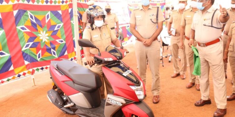 32 இரு சக்கர வாகனங்களை தூத்துக்குடி மாவட்ட எஸ்.பி  எஸ்.ஜெயக்குமார் வழங்கினார்