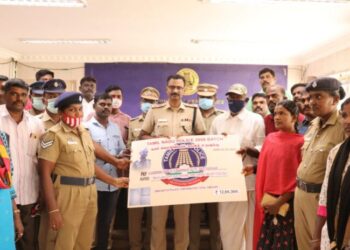 உடல்நலகுறைவால் காலமான காவலர் குடும்பத்திற்கு 12 லட்சம் நிதியுதவியை மாவட்ட எஸ்.பி இன்று வழங்கினார்