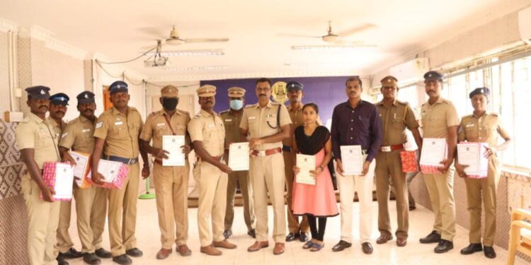 தூத்துக்குடி மாவட்டத்தில் சிறப்பாக பணியாற்றிய உதவி ஆய்வாளர்கள் உட்பட 14 காவல்துறையினருக்கு வெகுமதி மற்றும் பாராட்டுச்சான்றிதழ்